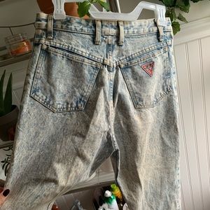 ACID WASH HIGHWAISTED GUESS MOM JEANS